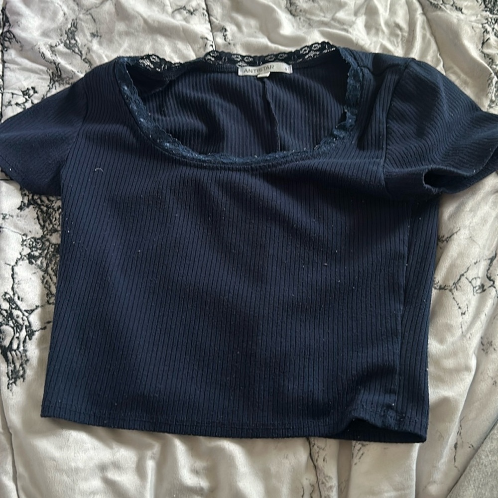 I am selling the lovely peice of clothing that is from the brand Anyistar